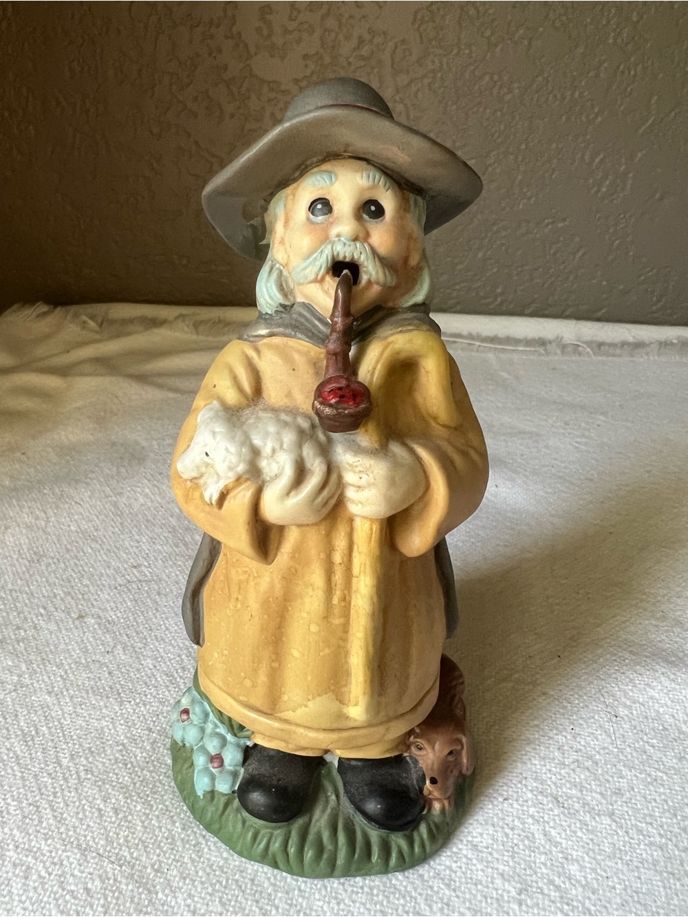 Vintage man with pipe and dog no chips or cracks
Blue box
